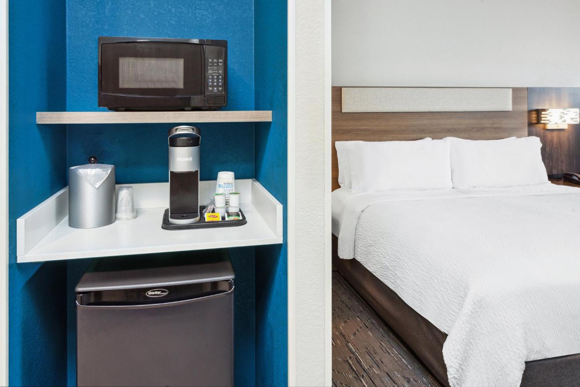 Holiday Inn Express Cleveland Airport - Brook Park By Ihg Exteriör bild