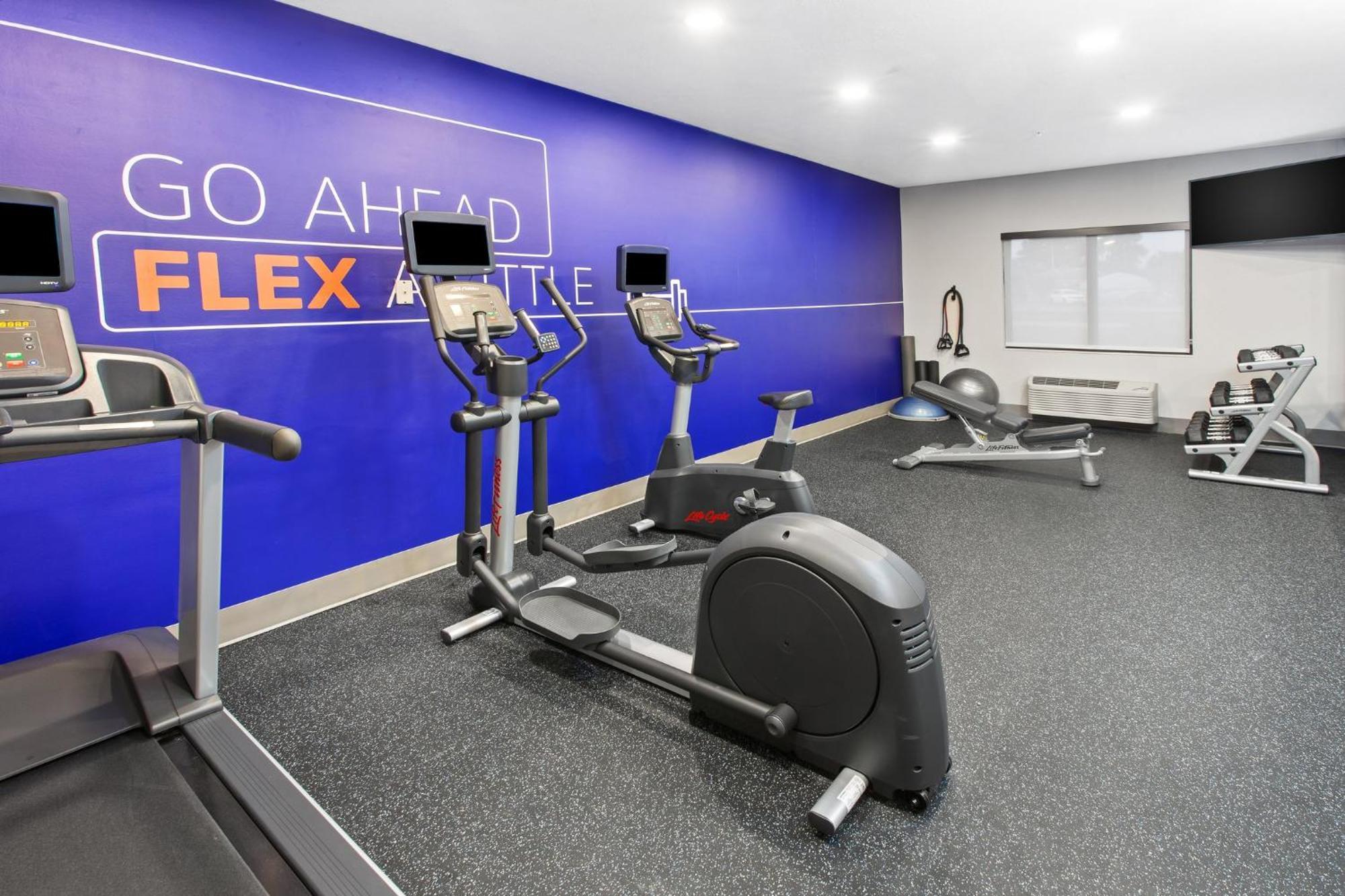 Holiday Inn Express Cleveland Airport - Brook Park By Ihg Exteriör bild