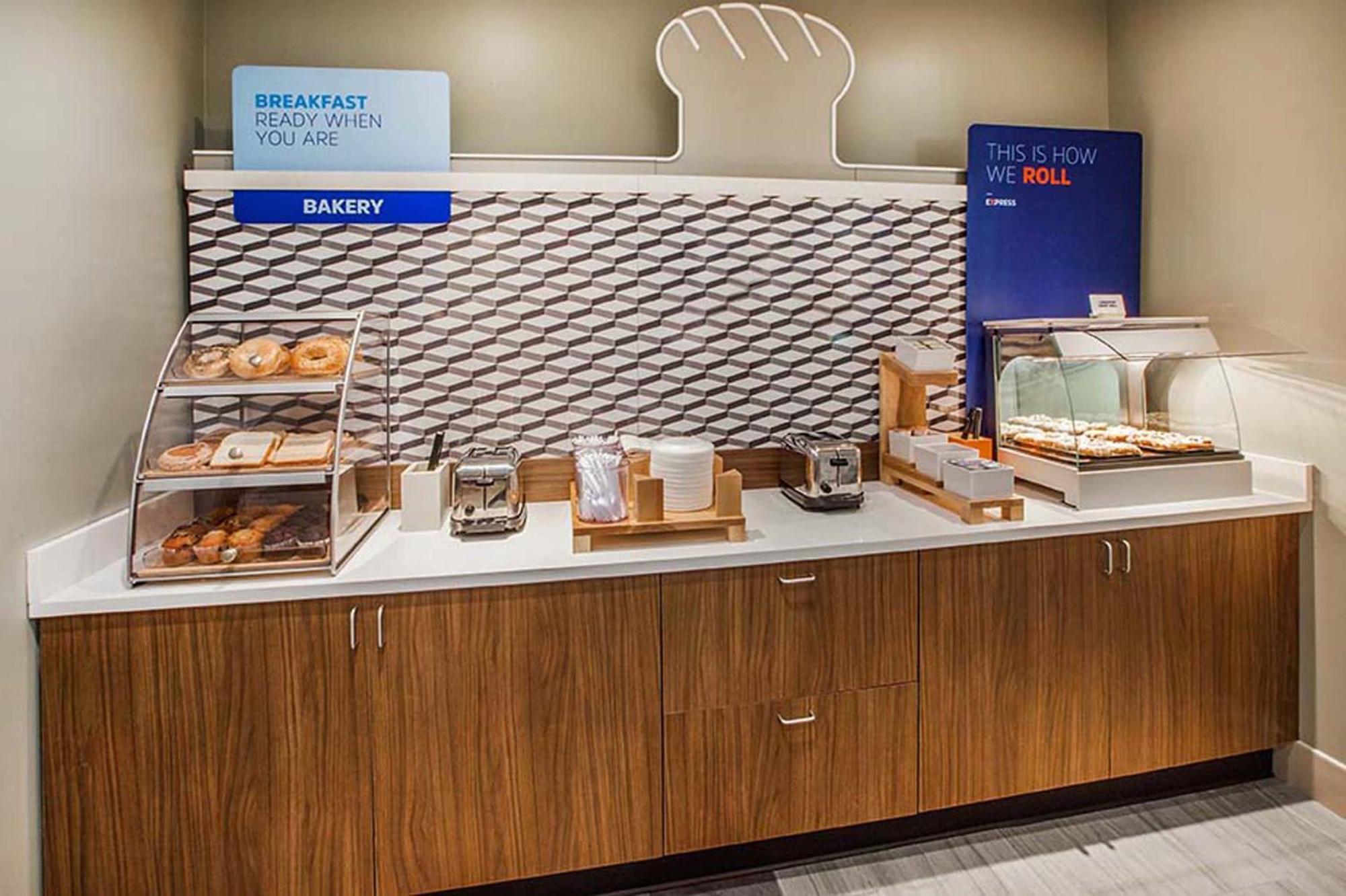 Holiday Inn Express Cleveland Airport - Brook Park By Ihg Exteriör bild
