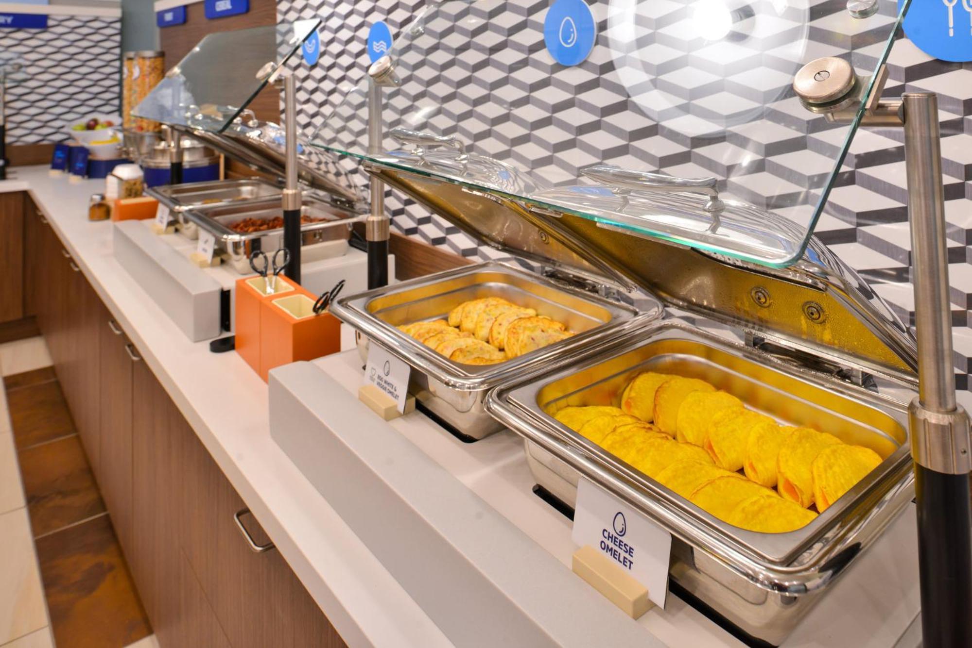 Holiday Inn Express Cleveland Airport - Brook Park By Ihg Exteriör bild