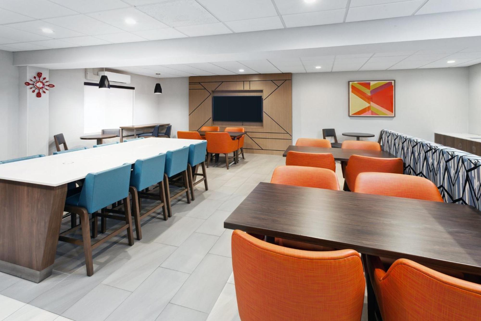 Holiday Inn Express Cleveland Airport - Brook Park By Ihg Exteriör bild