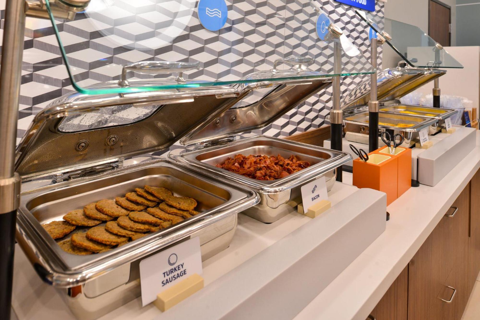 Holiday Inn Express Cleveland Airport - Brook Park By Ihg Exteriör bild
